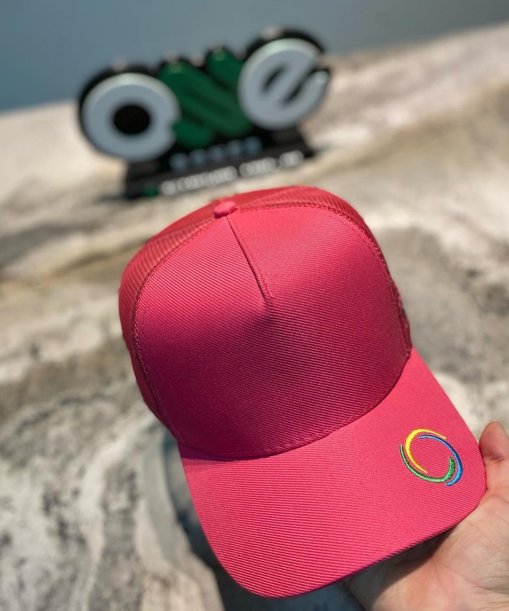 Boné vermelho personalizado com detalhe bordado na aba