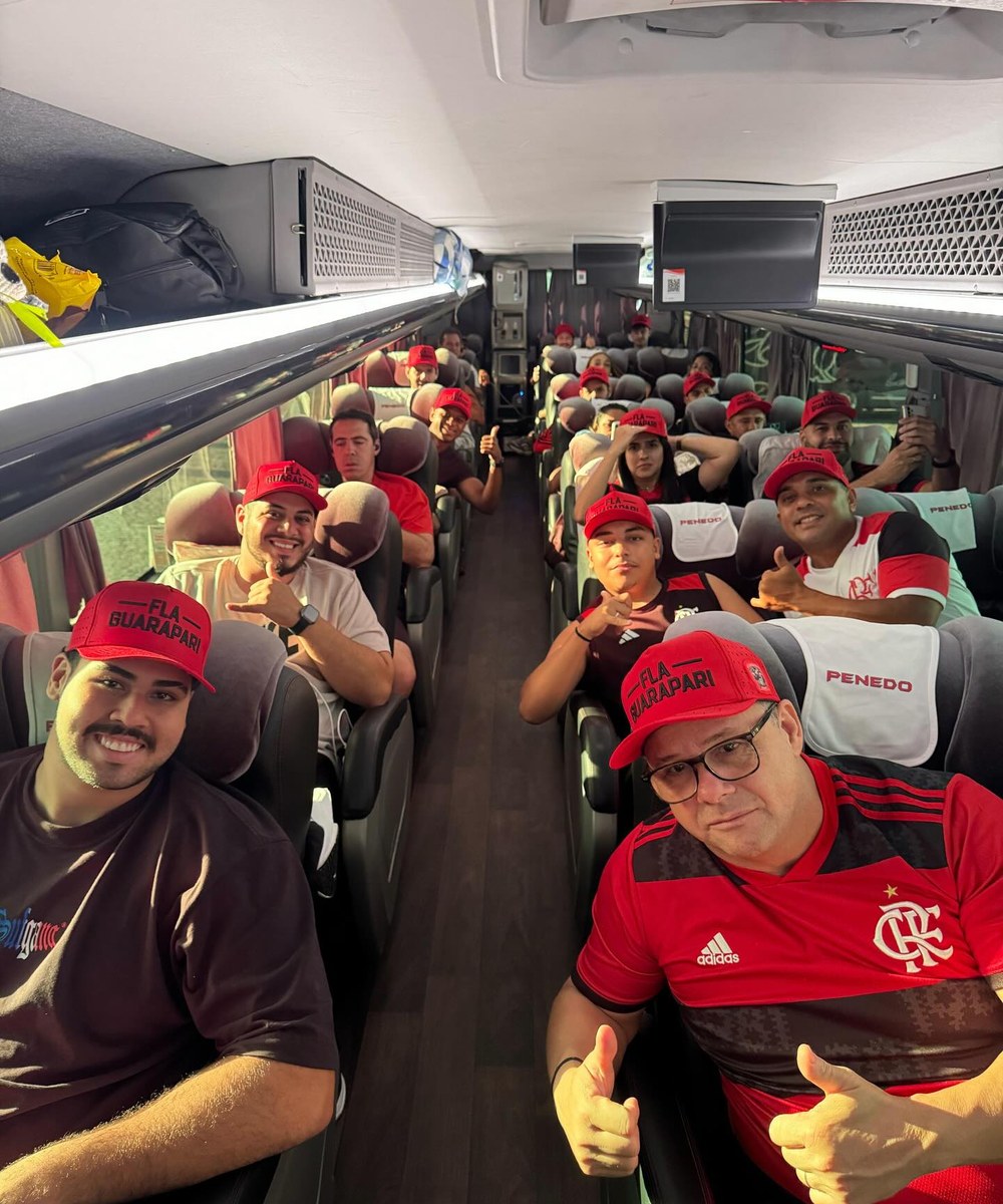 Grupo usando bonés vermelhos personalizados durante viagem de evento