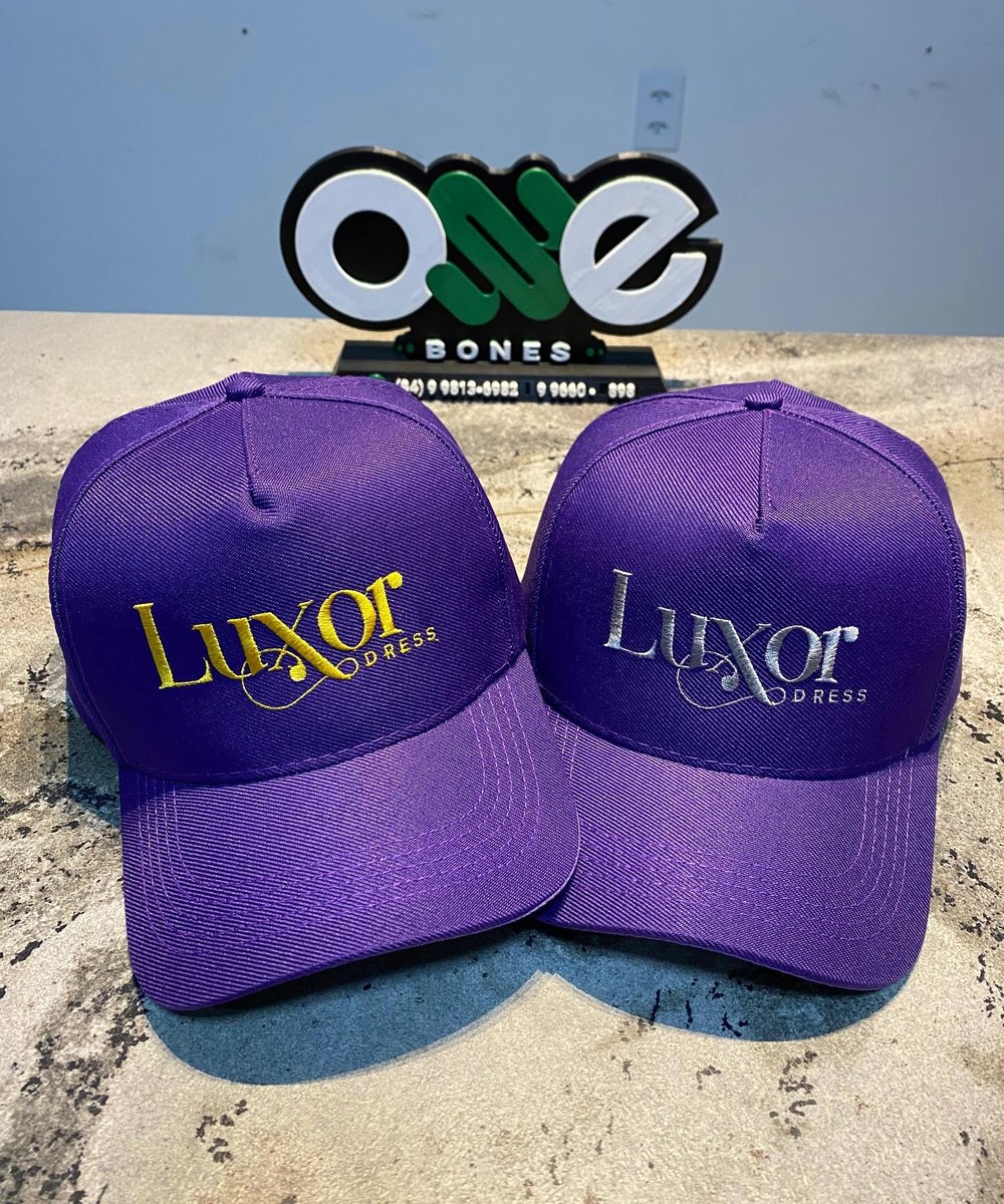 Bonés roxos personalizados com acabamento bordado