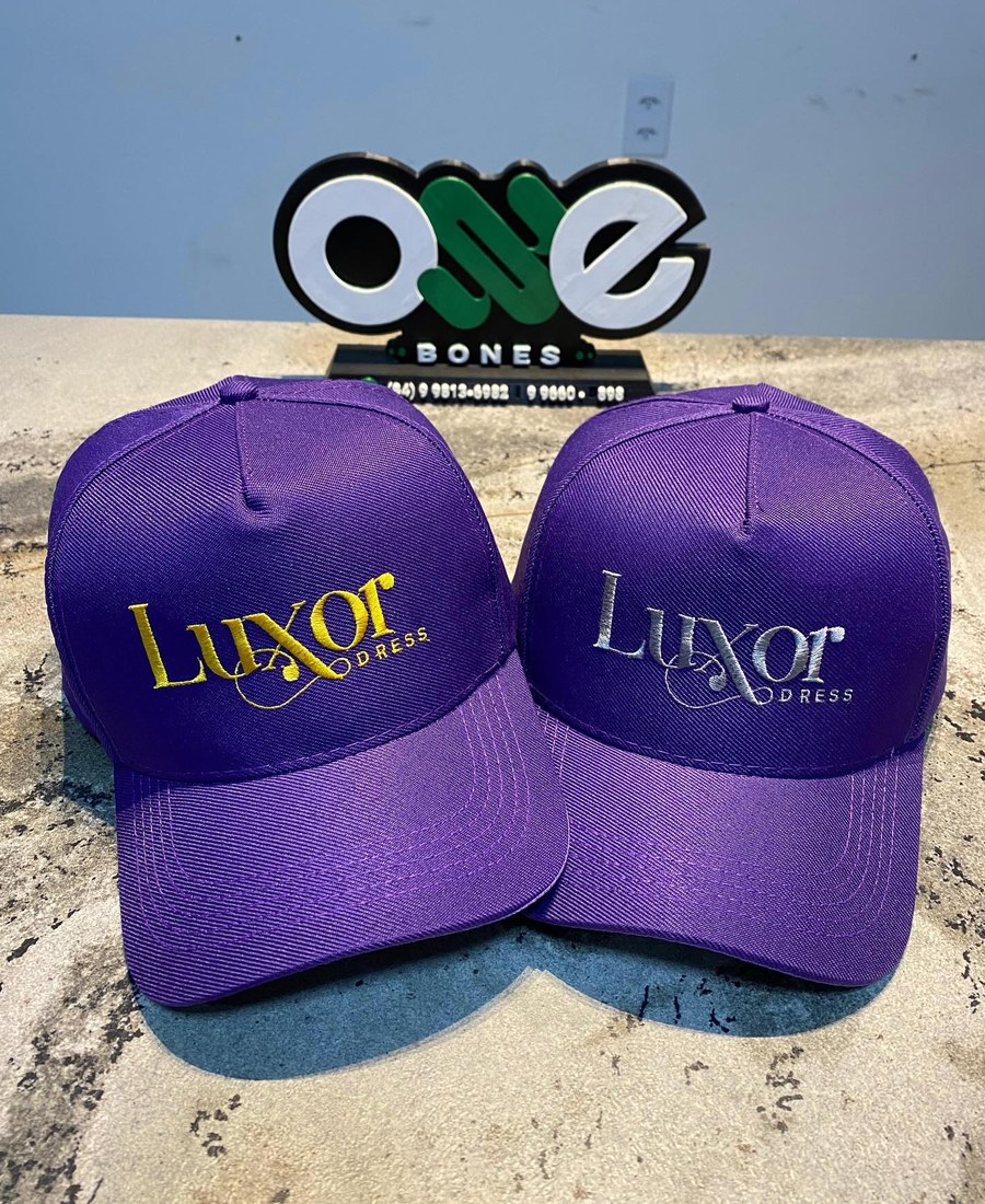Dois bonés roxos personalizados com bordado frontal
