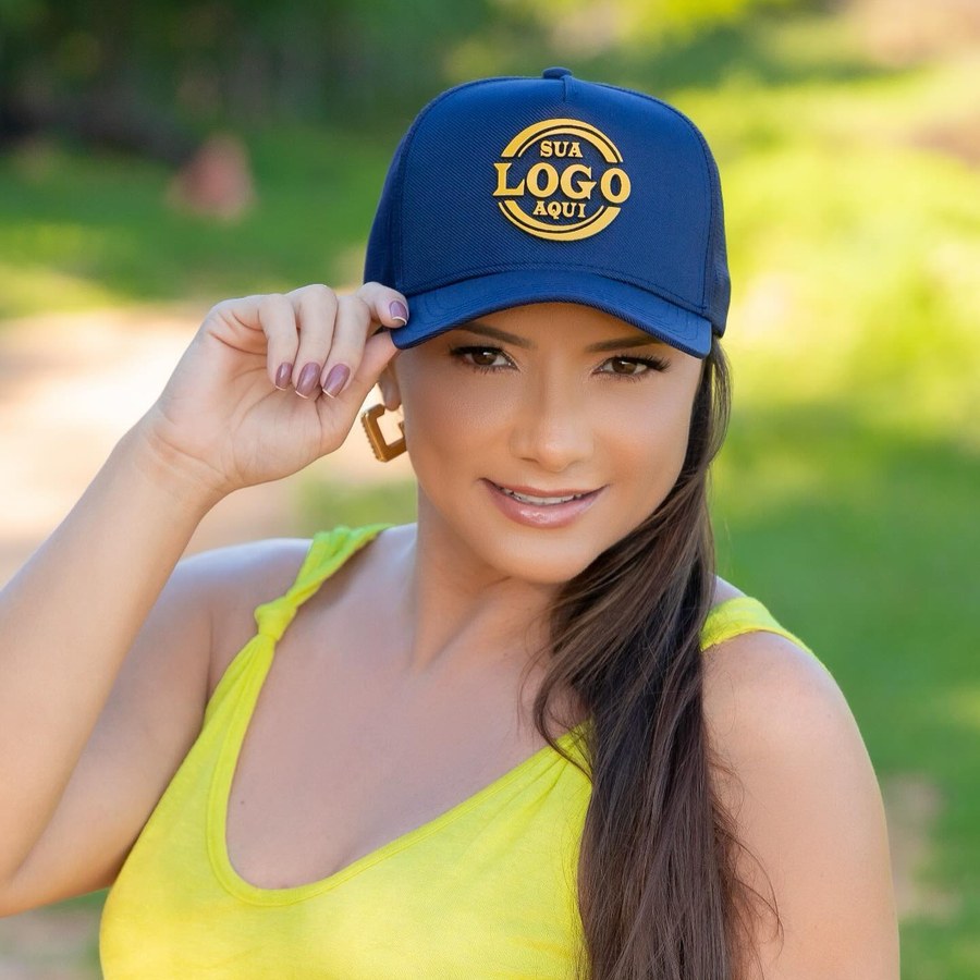 Boné azul personalizado com logo bordado na frente