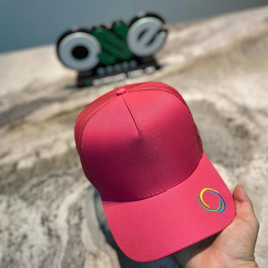 Boné vermelho personalizado com detalhe bordado na aba