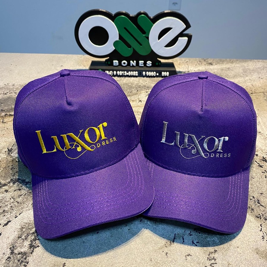 Bonés personalizados roxos com bordado frontal